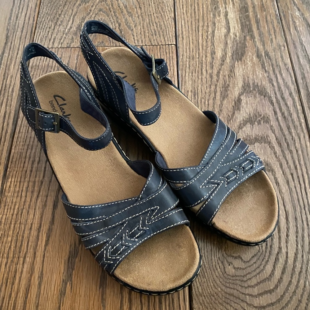 EUC Clarks navy leather sandals